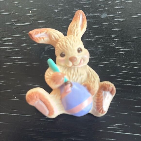 Vintage 1986 Hallmark Bunny painting egg Pin Brooch - Picture 1 of 4